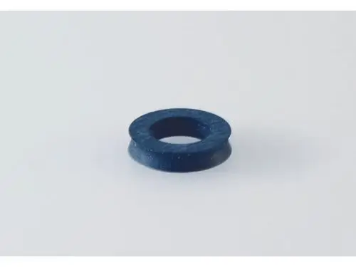 Runde, flache Dichtung in dunkler Farbe, möglicherweise aus Gummi oder Kunststoff, liegt auf einer neutralen Oberfläche. Produkt von Ideal Standard.